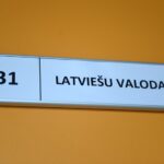 Просто заменим на табличке «по-латышски» на «по-русски»? В школе Юрмалы на переменах запрещают говорить на русском