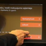 Turpmāk Latvijas bankomāti ar mums krievu valodā vairs “nesarunāsies”