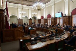 Saeimas kārtības rullī nostiprina deputātu pienākumu saziņā lietot latviešu valodu
