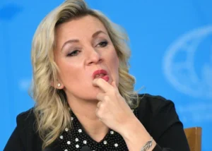 Marija Zaharova šausta “neonacistisko” Latviju: krievvalodīgajiem aizliedz runāt savā valodā