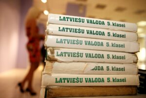Publiski latviešu valodu nicinājusī Rīgas bērnudārza skolotāja uzrakstījusi atlūgumu