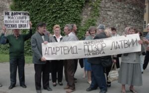 Aptuveni 50 cilvēku pie Saeimas protestē pret pāreju uz mācībām latviešu valodā