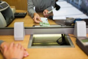Bankām būs jānodrošina pakalpojumi valsts valodā; citā valodā – tikai vienojoties ar klientu