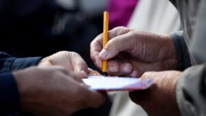 Nesaprotot valodu, balso “pret”. Kā risināt latviski nerunājošo daudzdzīvokļu māju iedzīvotāju problēmu