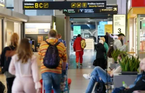 Pētījums skarbi kritizē latviešu valodas kursu pieejamību iebraucējiem