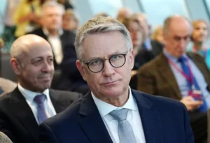 Nauris Puntulis rosina izmaiņas likumā, kas uzliktu par pienākumu pakalpojumus sniegt latviešu valodā