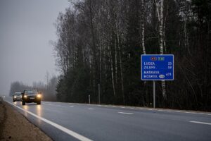 Latvijā no ceļa zīmēm plāno izņemt Krievijas un Baltkrievijas pilsētu nosaukumus