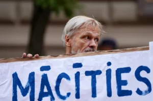 Pikets krievu valodas atbalstam Rīgā pulcē mazāk nekā 30 cilvēku