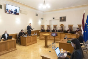 Deputāti tiesā cīnās par latviešu valodu sabiedriskajos medijos