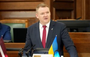 “Dzirdot, kādās pretrunās viņi sapinās…” Vai krievu valoda sabiedriskajos medijos tiešām ir obligāta?