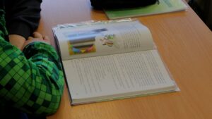 Desmit Rīgas skolas atpaliek pārejā uz mācībām latviski; pašvaldība sola stingrāku uzraudzību