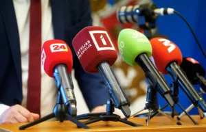 Latvijā latviešu valodā runājošie vairāk uzticas medijiem nekā krievvalodīgie, secina pētījumā