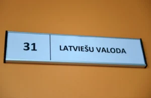 Saeima otrajā lasījumā atbalsta stingrākus sodus par valsts valodas lietošanas pārkāpumiem
