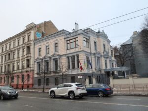KM padotības iestādes publiskajā saziņā nevarēs lietot krievu valodu; to jāizņem arī no teātru mājaslapām