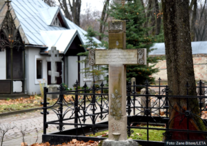 Kremļa rupori “aizliedz” krievu valodu Latvijas kapsētās