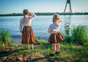 Kuri bērnu vārdi ir patiešām latviski? Lielais saraksts zēniem un meitenēm