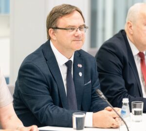 N.Dzintars: Valoda sākas sākumskolā, ne eksāmenā: ko patiesībā rāda latviešu valodas eksāmena rezultāti?