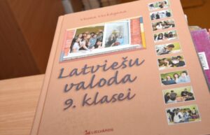 Skolā visām sarunām – arī starpbrīžos – jānotiek latviski