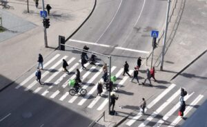 Kāpēc krievi visu mūžu dzīvo Latvijā un nespēj iemācīties valodu? Izpētām, vai 200 vārdu teorija ir patiesa